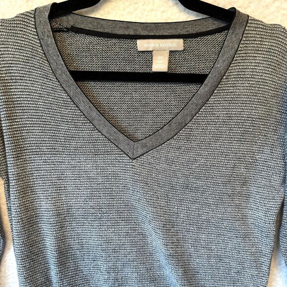 BANANA REPUBLIC Pullover V-Neck Gray Knit Sweater Women's Size‎ XS Silk Blend - Picture 5 of 9